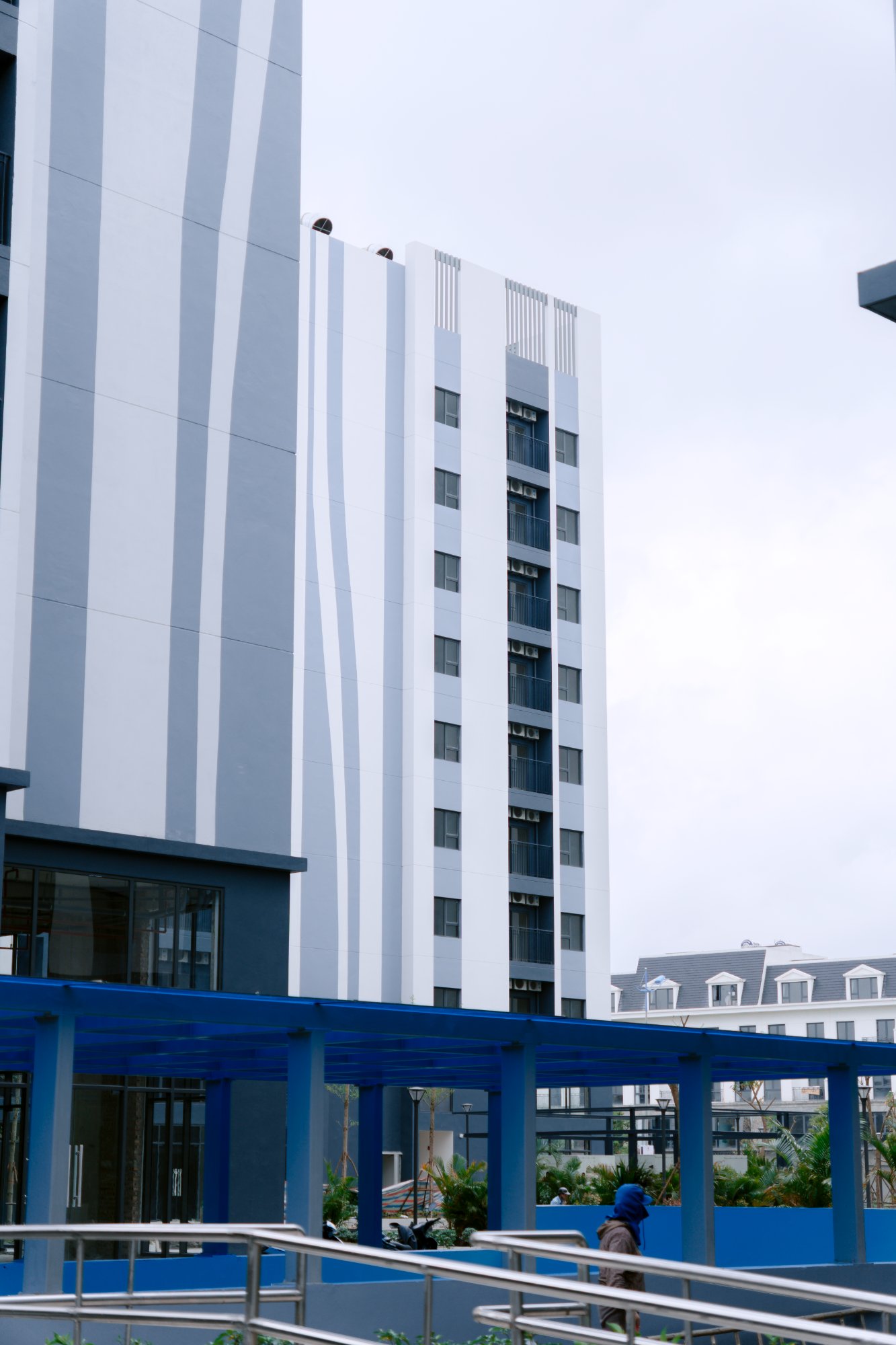 Khu vực dự án và Vinhomes Star City kề bên